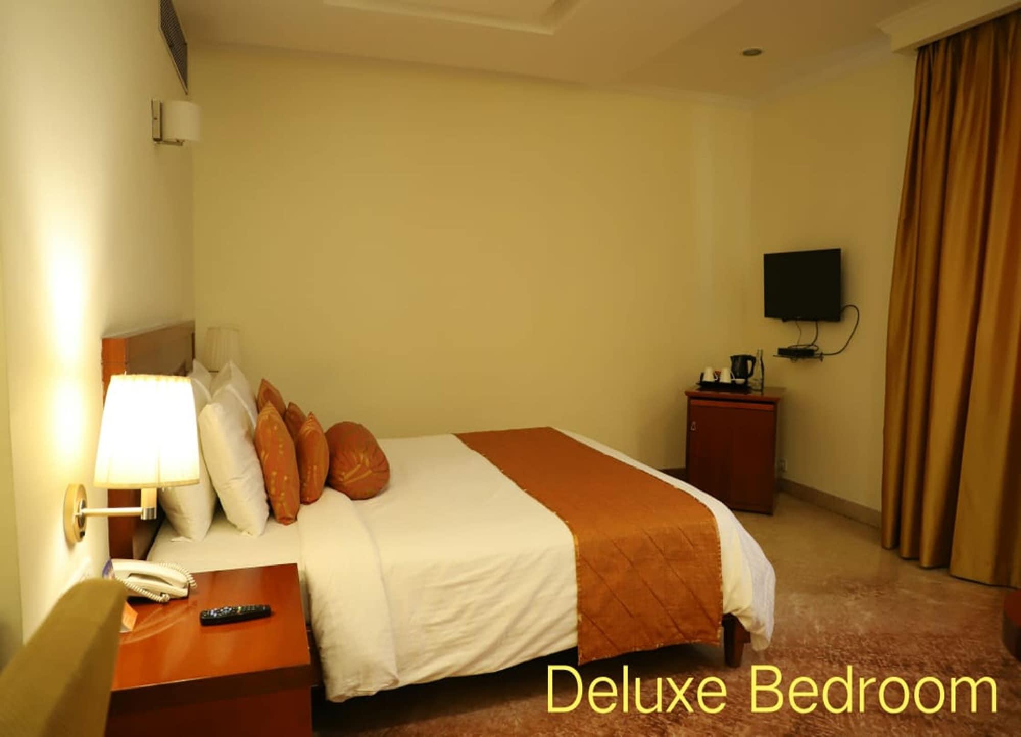 Royal Sarovar Portico Силигури Экстерьер фото