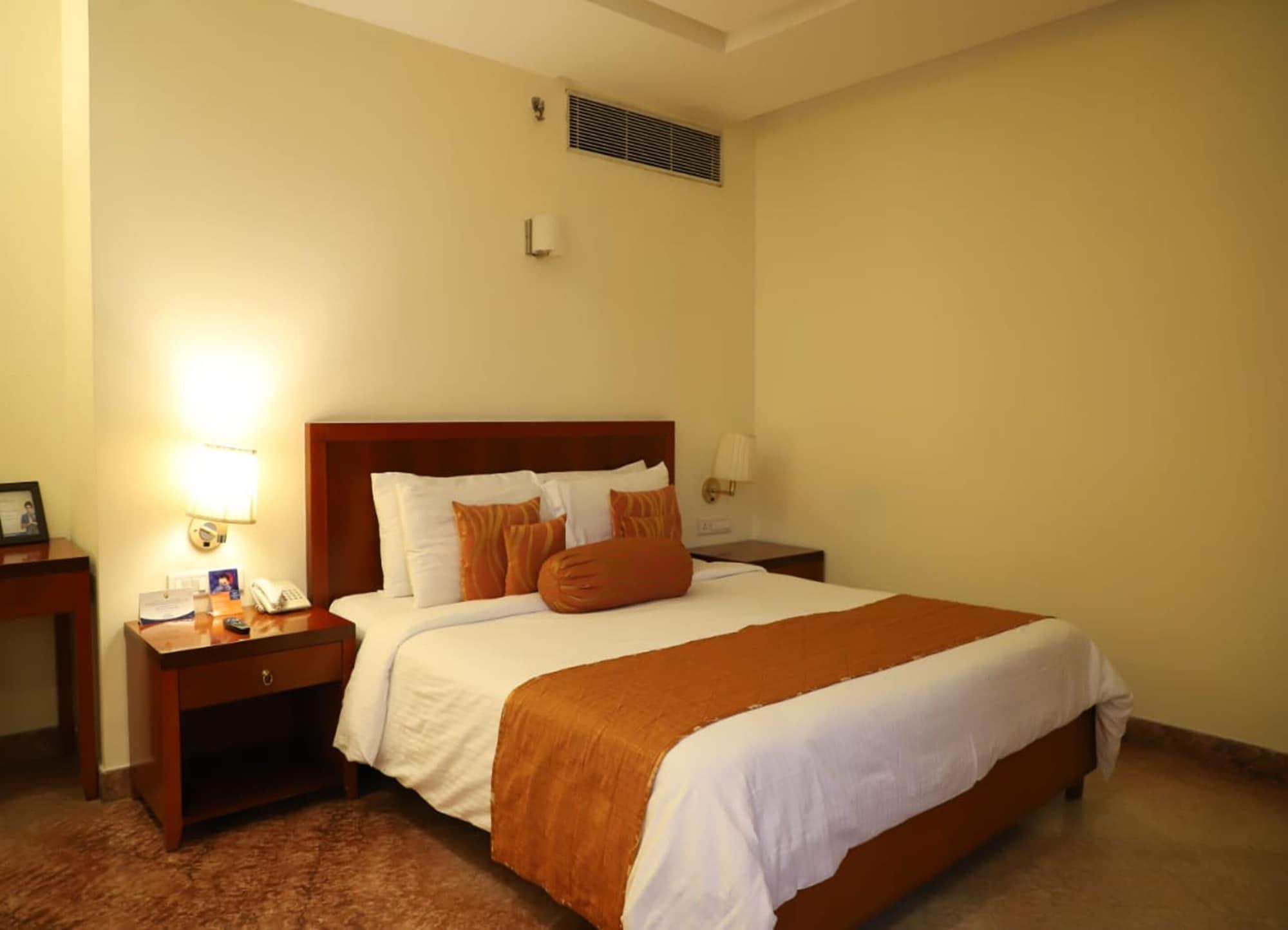 Royal Sarovar Portico Силигури Экстерьер фото