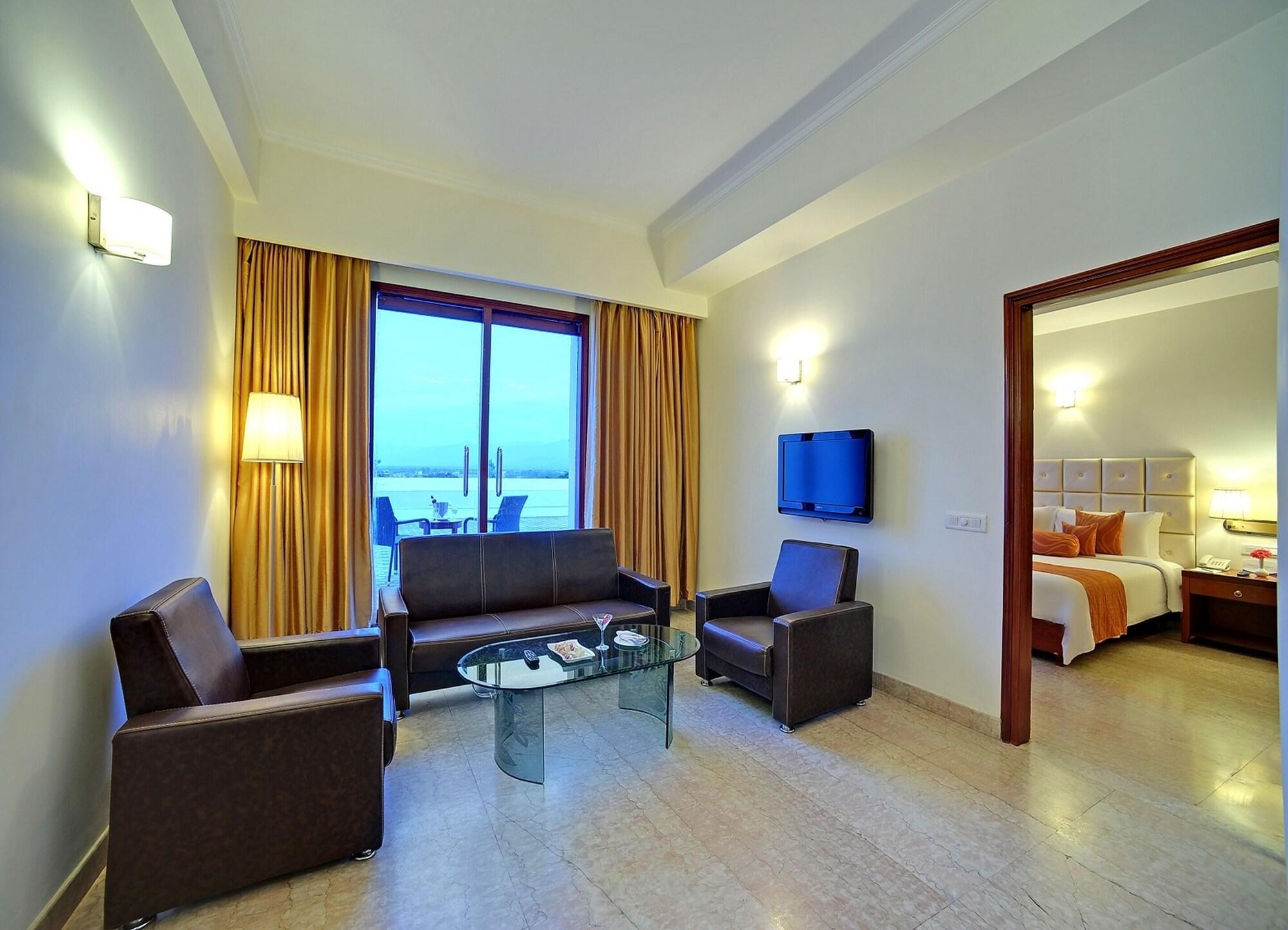 Royal Sarovar Portico Силигури Экстерьер фото