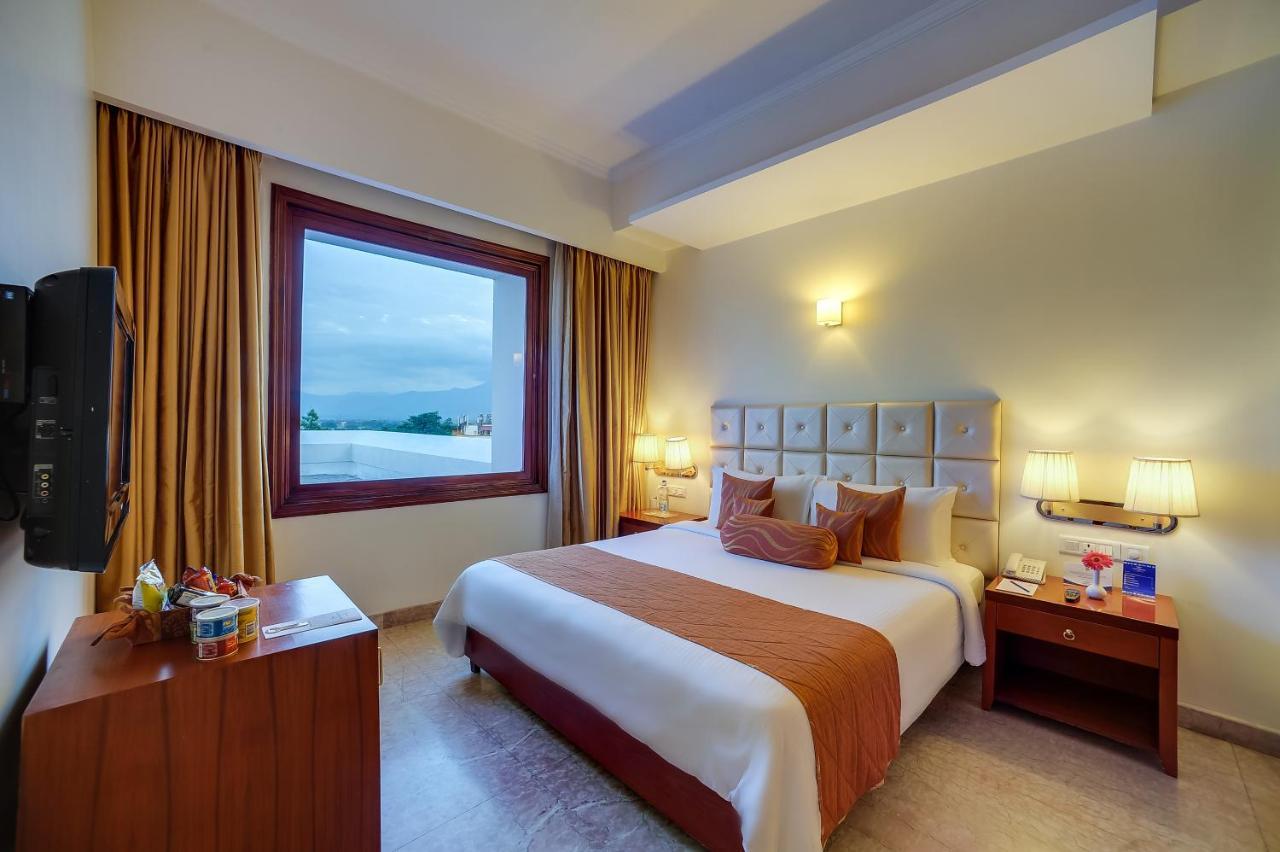 Royal Sarovar Portico Силигури Экстерьер фото