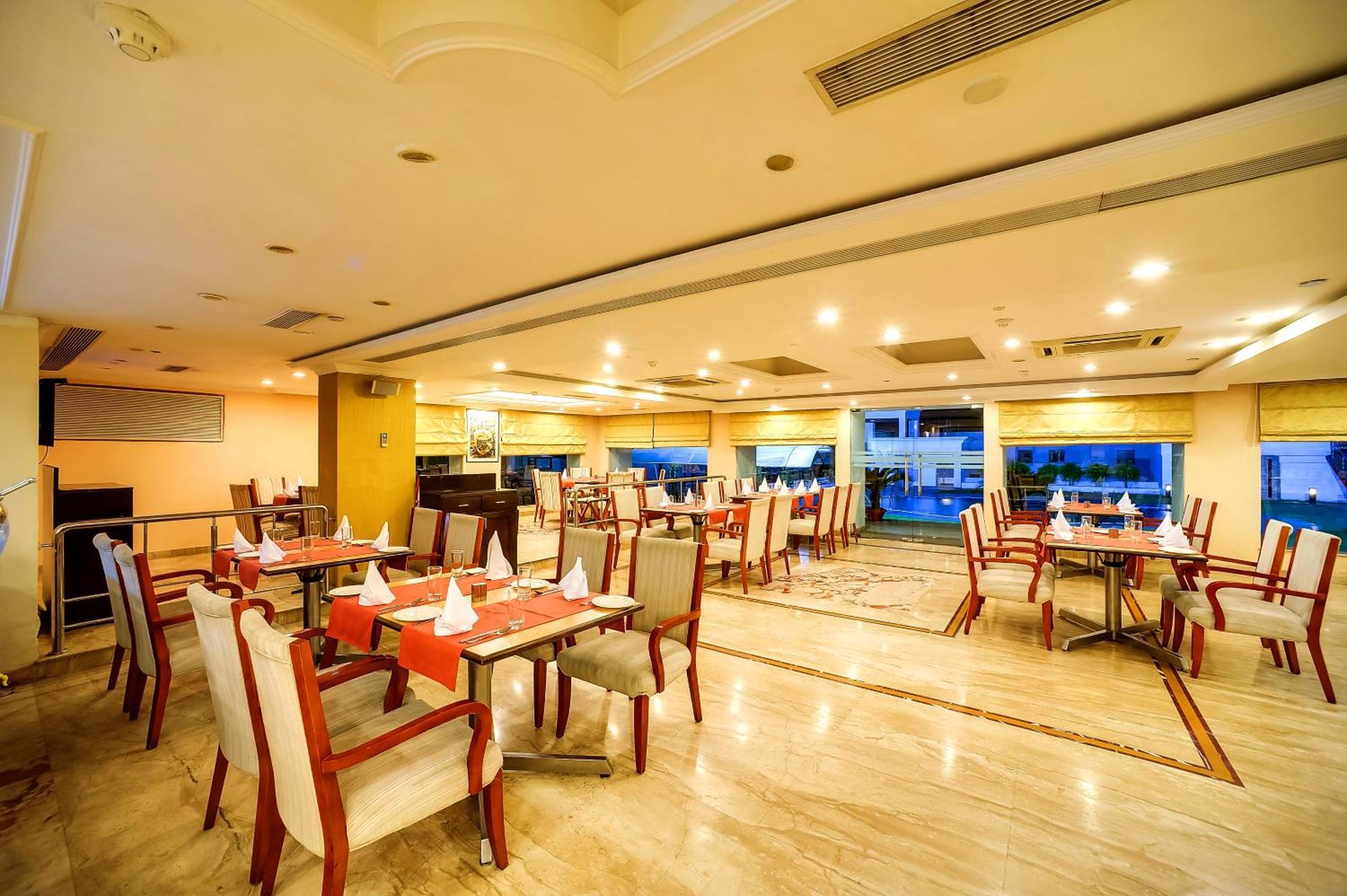 Royal Sarovar Portico Силигури Экстерьер фото