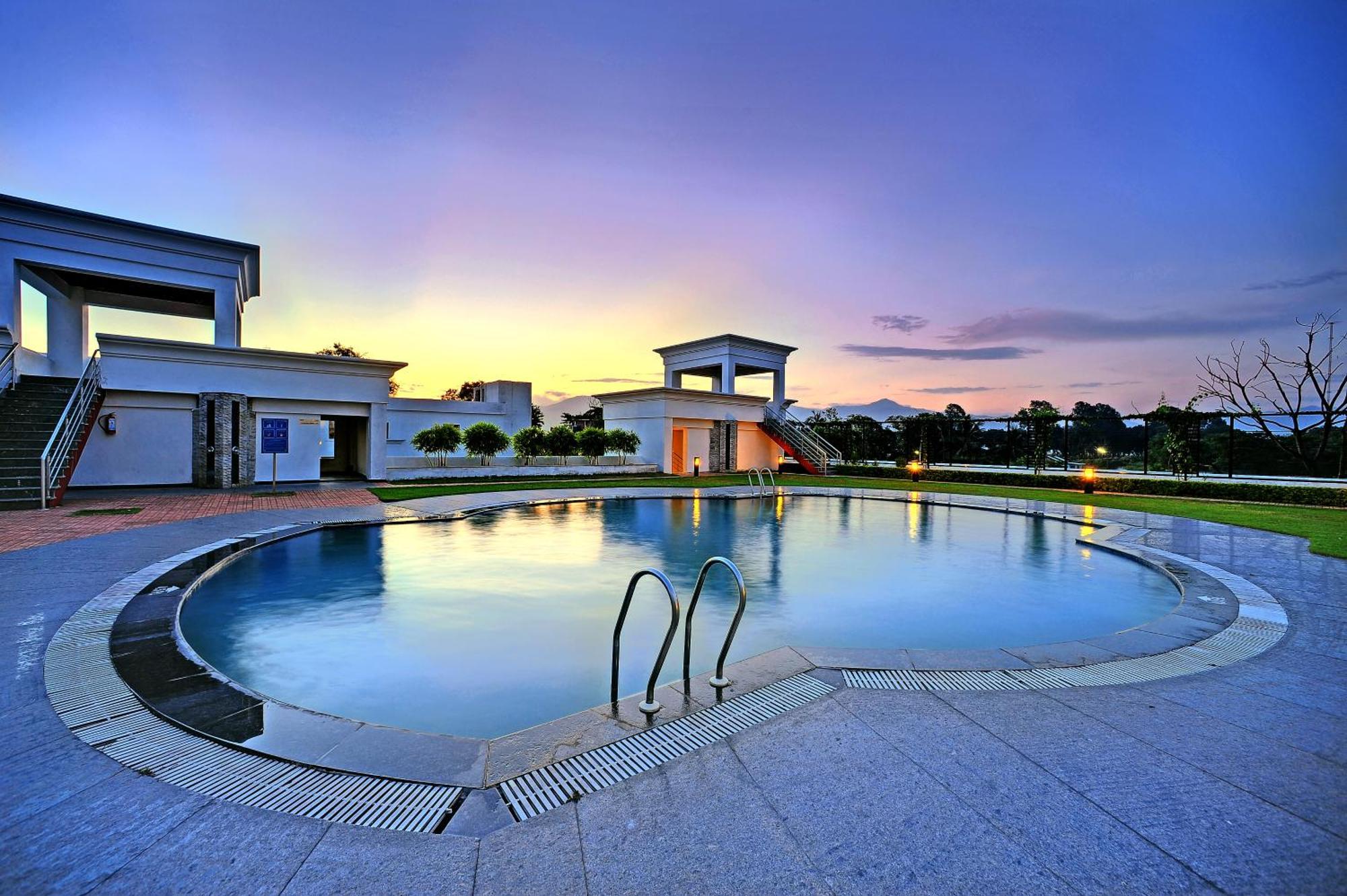 Royal Sarovar Portico Силигури Экстерьер фото
