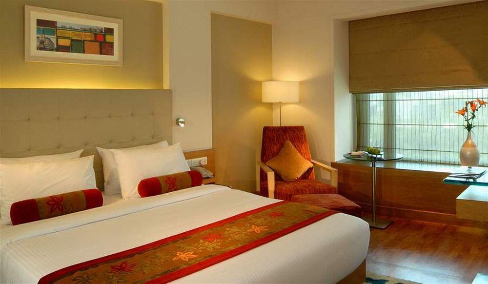 Royal Sarovar Portico Силигури Экстерьер фото