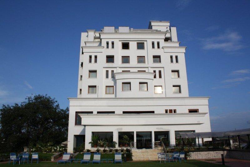 Royal Sarovar Portico Силигури Экстерьер фото