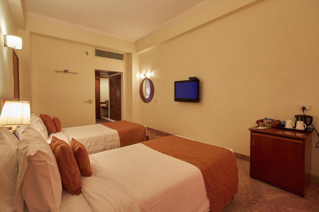 Royal Sarovar Portico Силигури Экстерьер фото