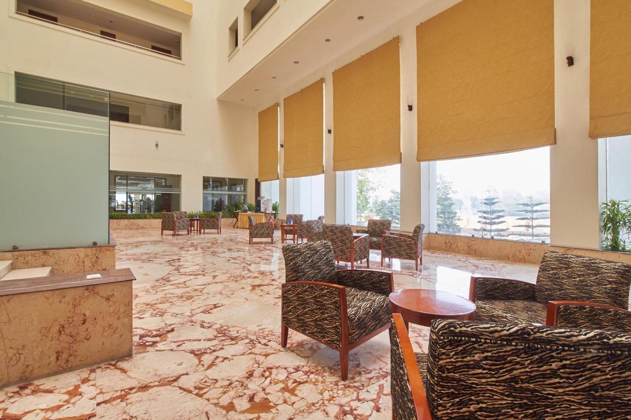 Royal Sarovar Portico Силигури Экстерьер фото