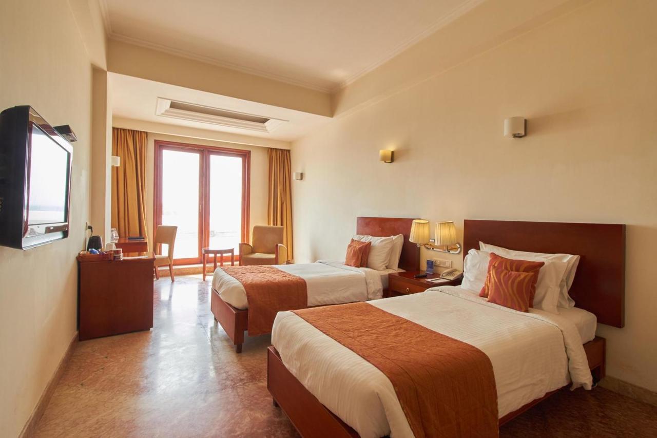 Royal Sarovar Portico Силигури Экстерьер фото