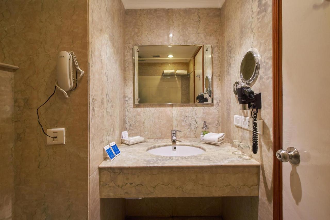 Royal Sarovar Portico Силигури Экстерьер фото