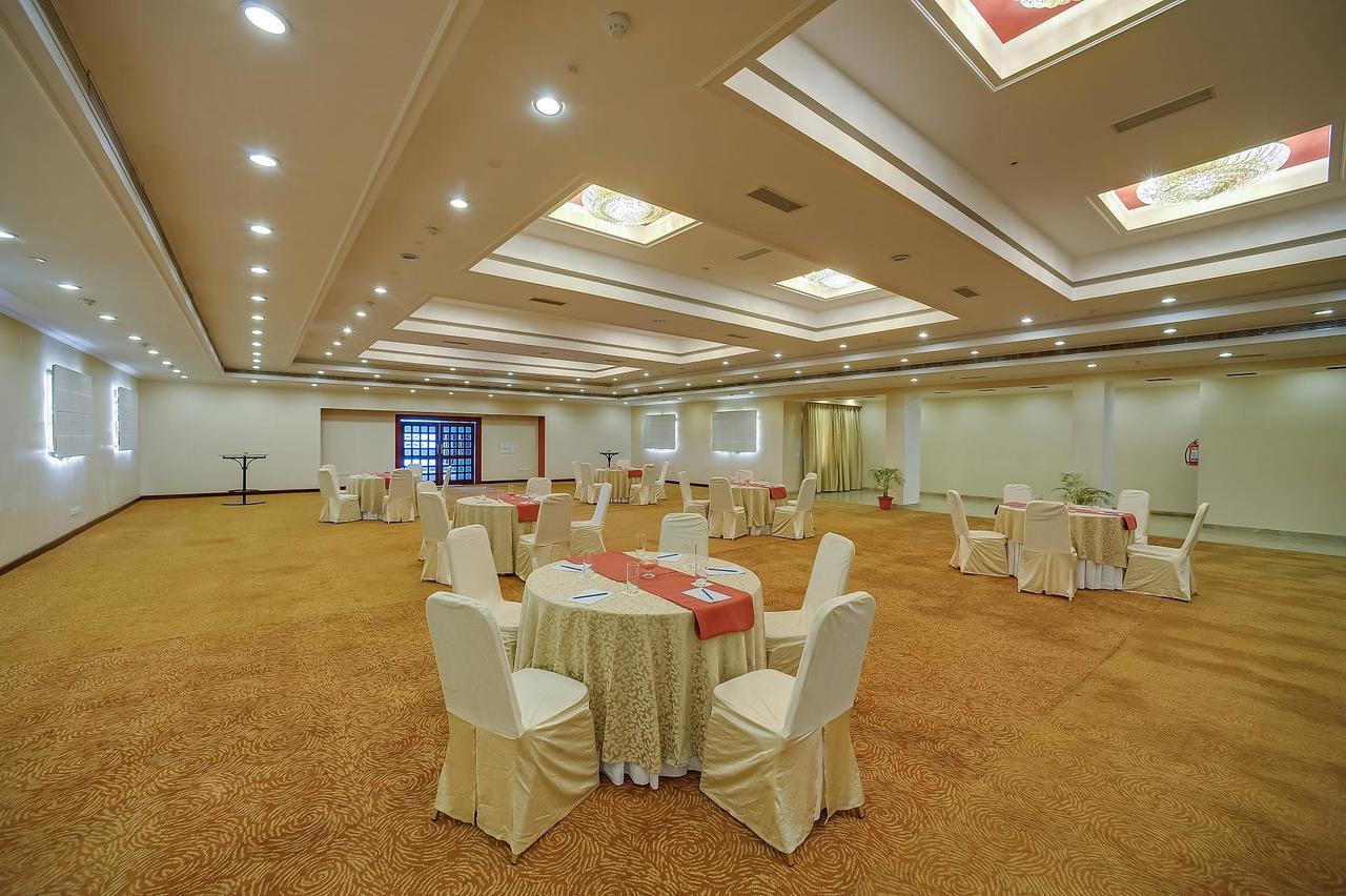 Royal Sarovar Portico Силигури Экстерьер фото