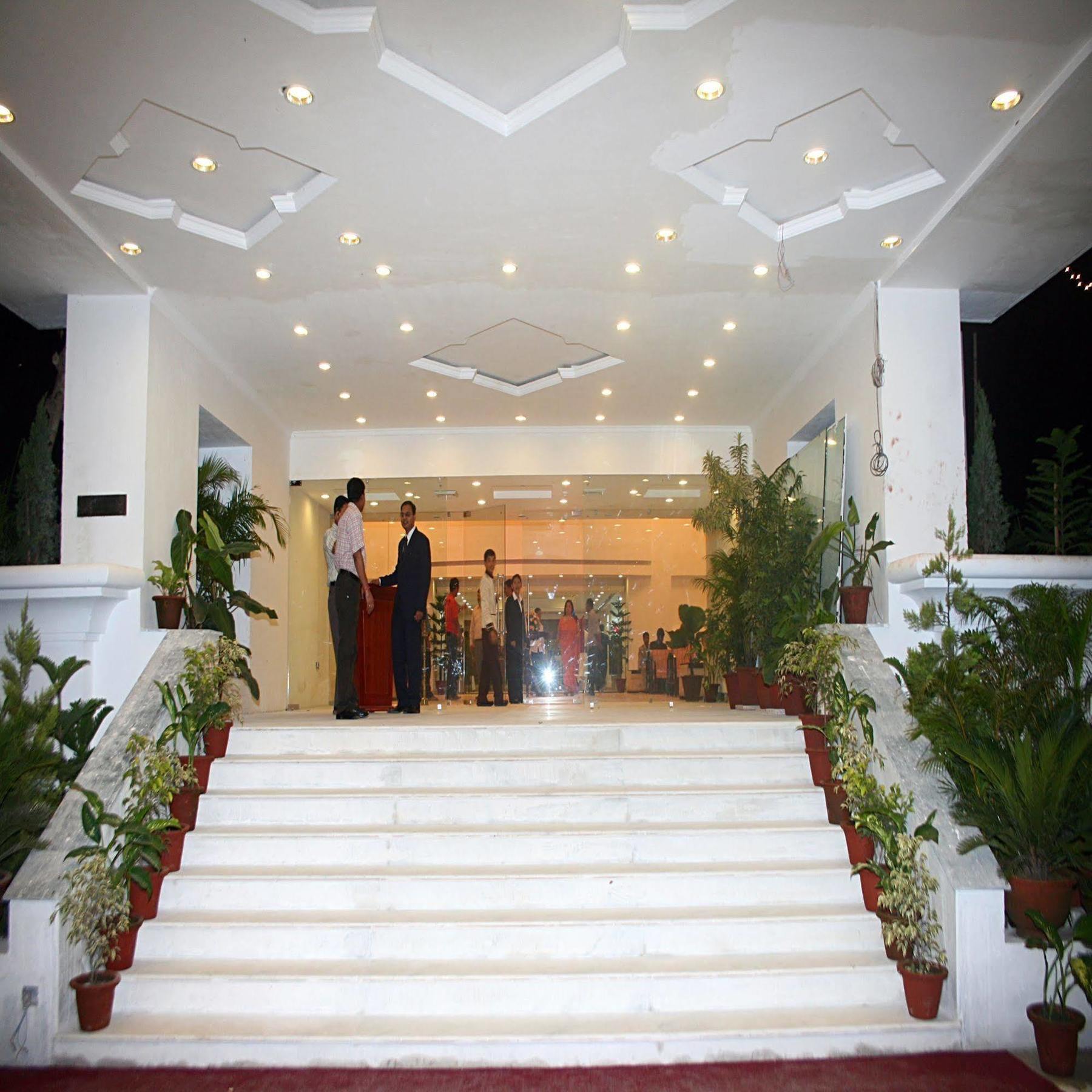 Royal Sarovar Portico Силигури Экстерьер фото