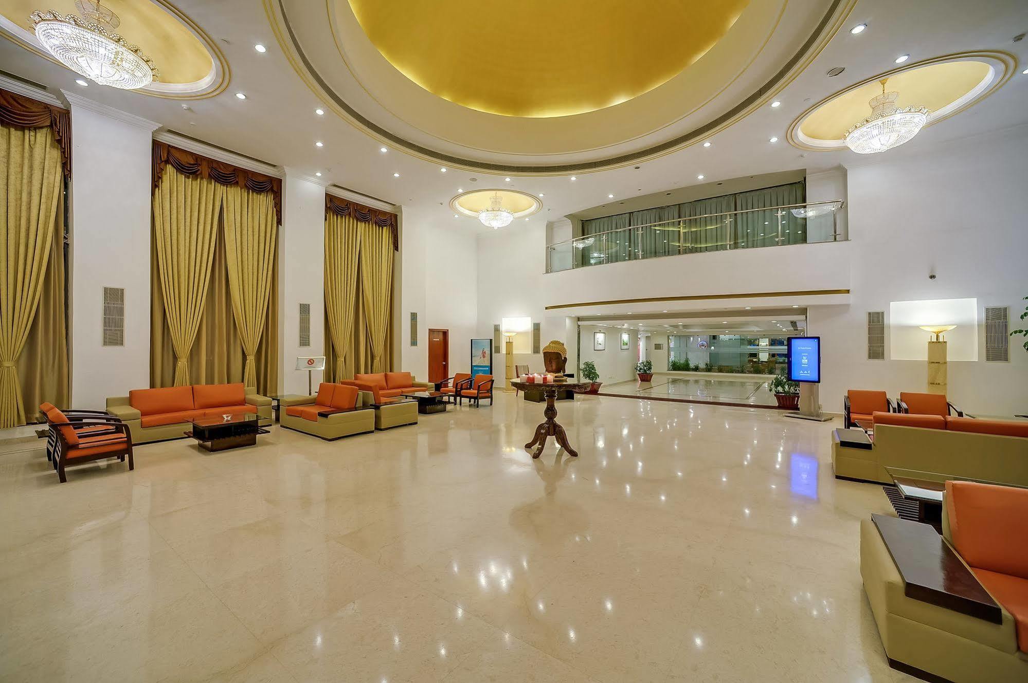 Royal Sarovar Portico Силигури Экстерьер фото