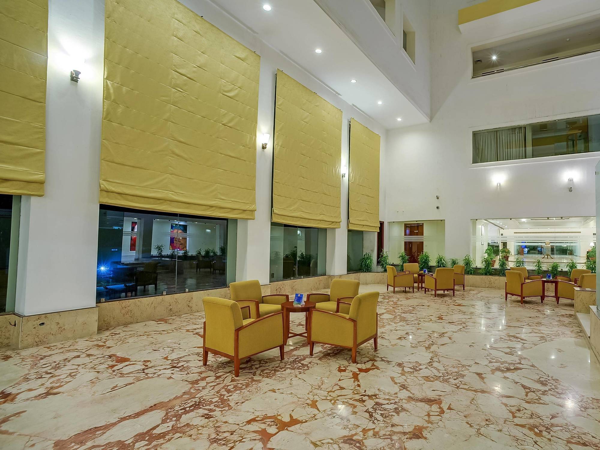 Royal Sarovar Portico Силигури Экстерьер фото