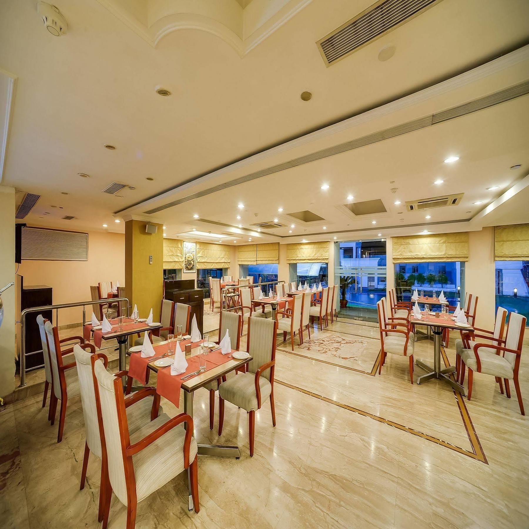 Royal Sarovar Portico Силигури Экстерьер фото