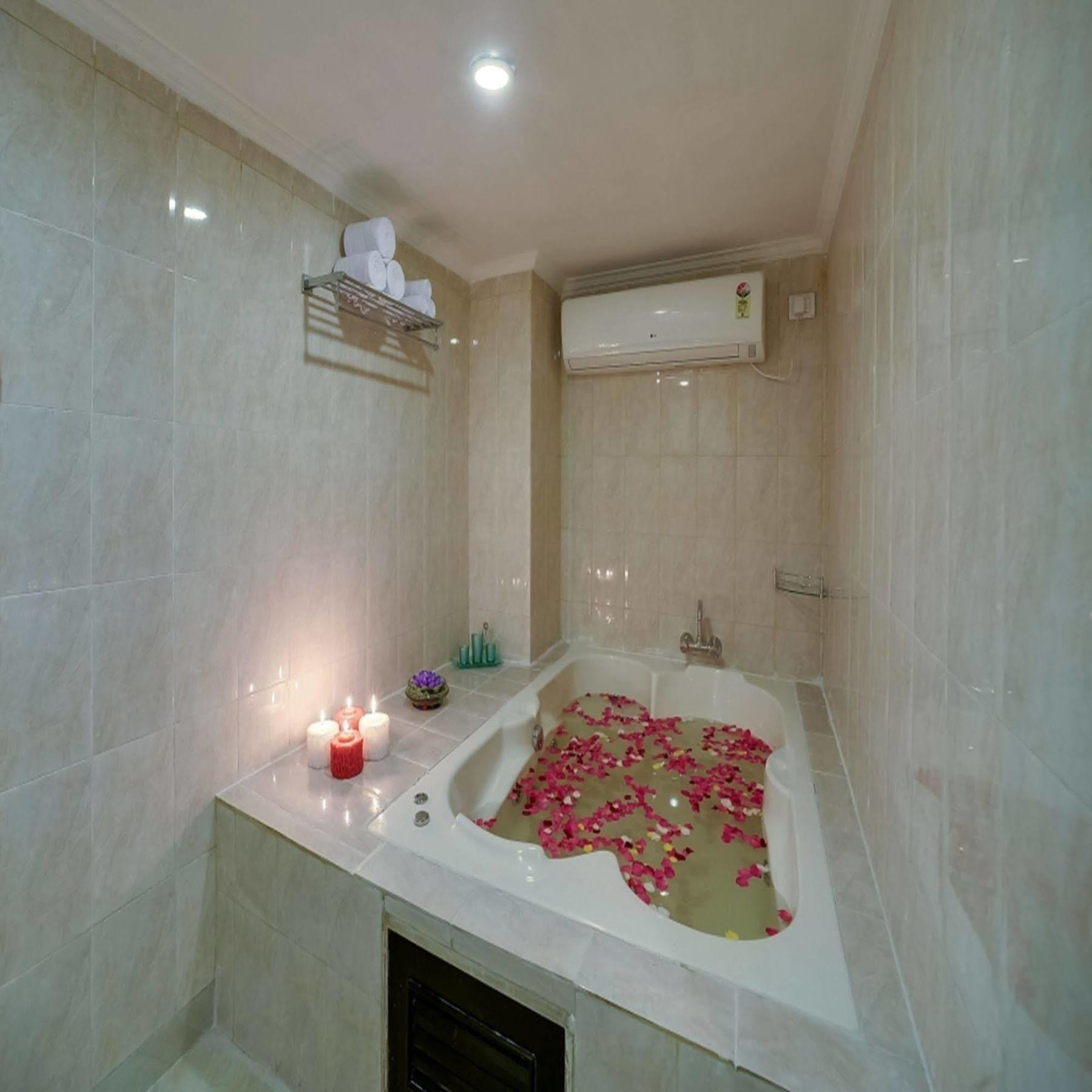 Royal Sarovar Portico Силигури Экстерьер фото