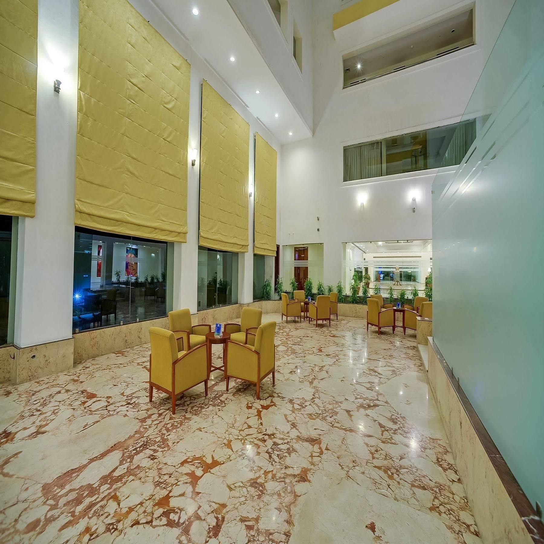 Royal Sarovar Portico Силигури Экстерьер фото