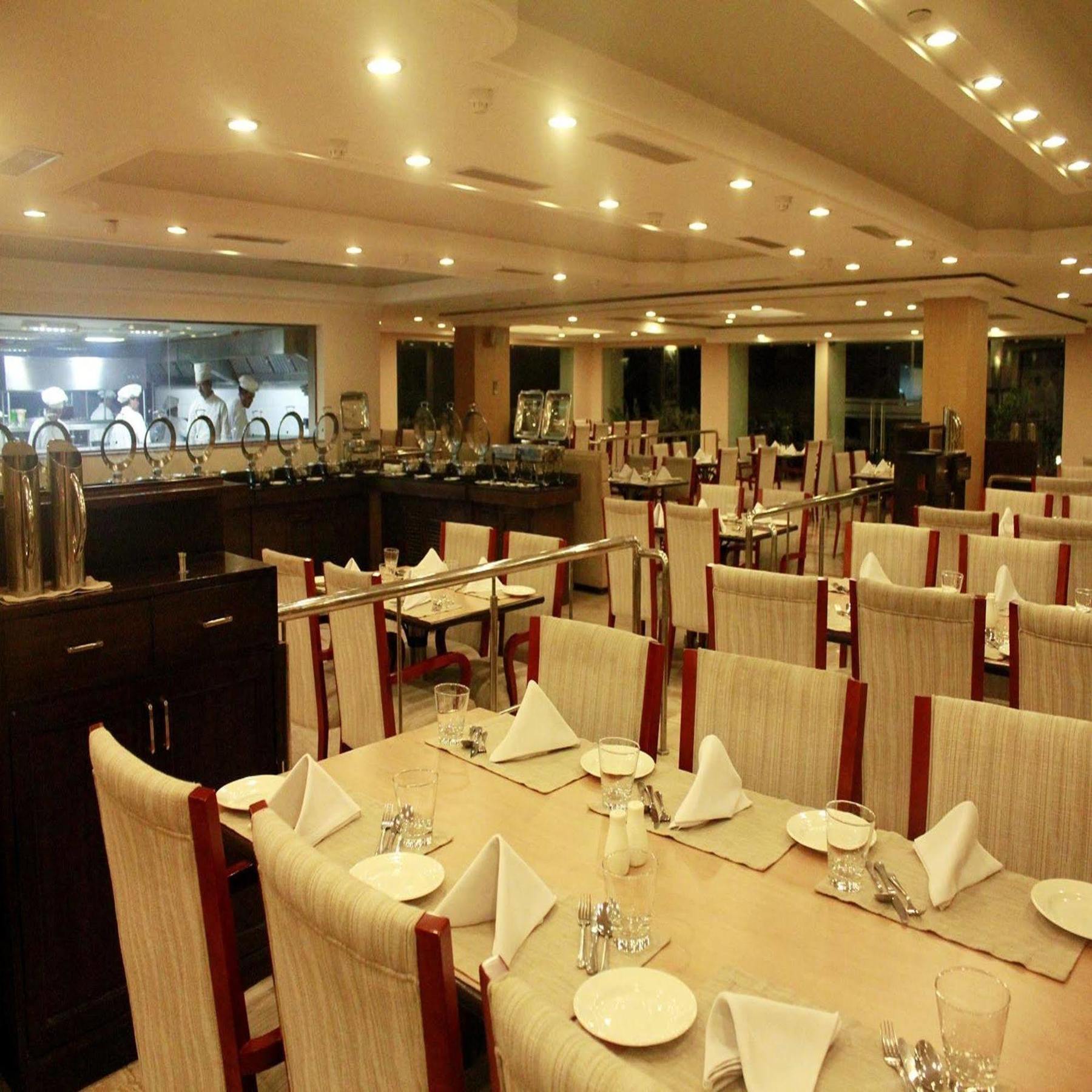 Royal Sarovar Portico Силигури Экстерьер фото