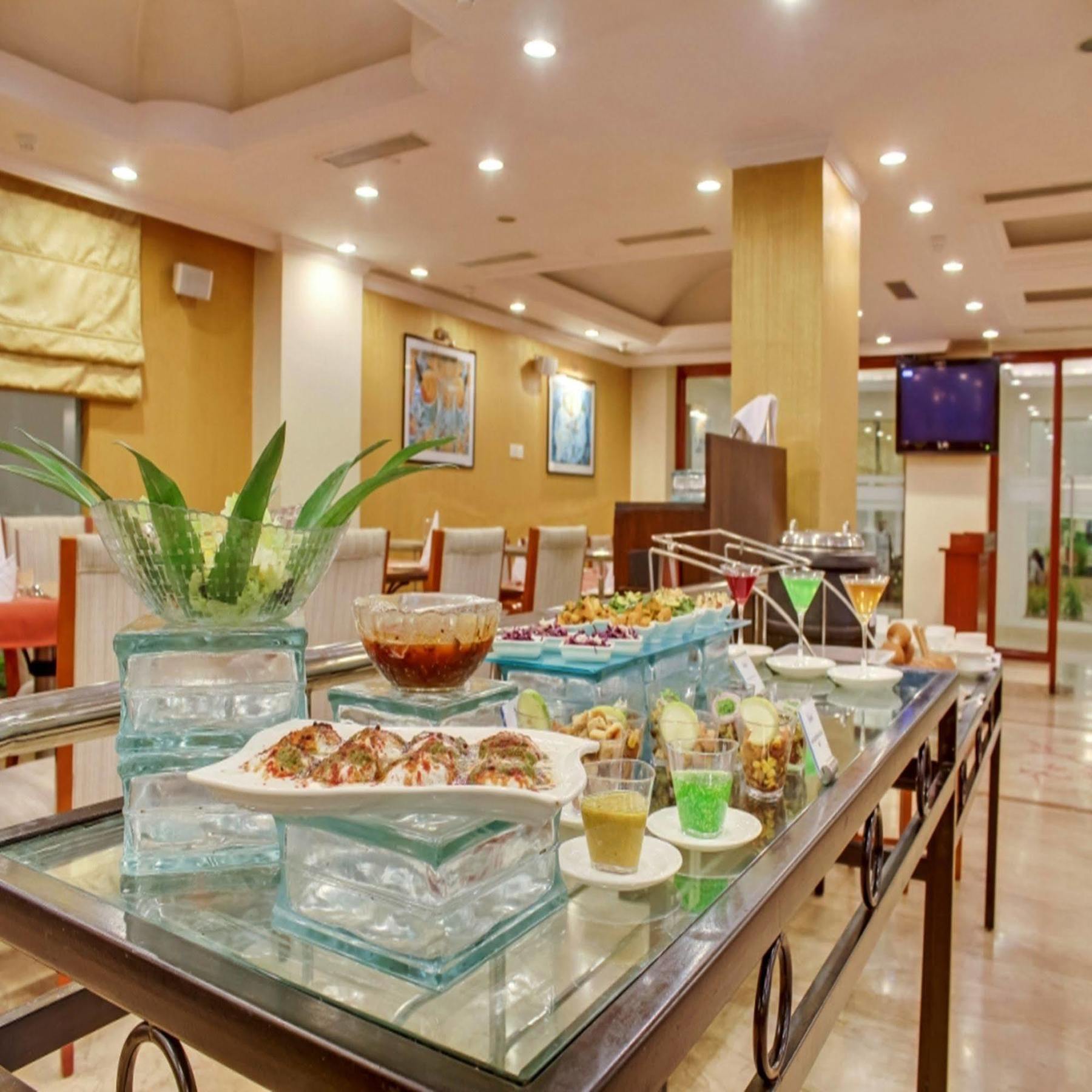 Royal Sarovar Portico Силигури Экстерьер фото