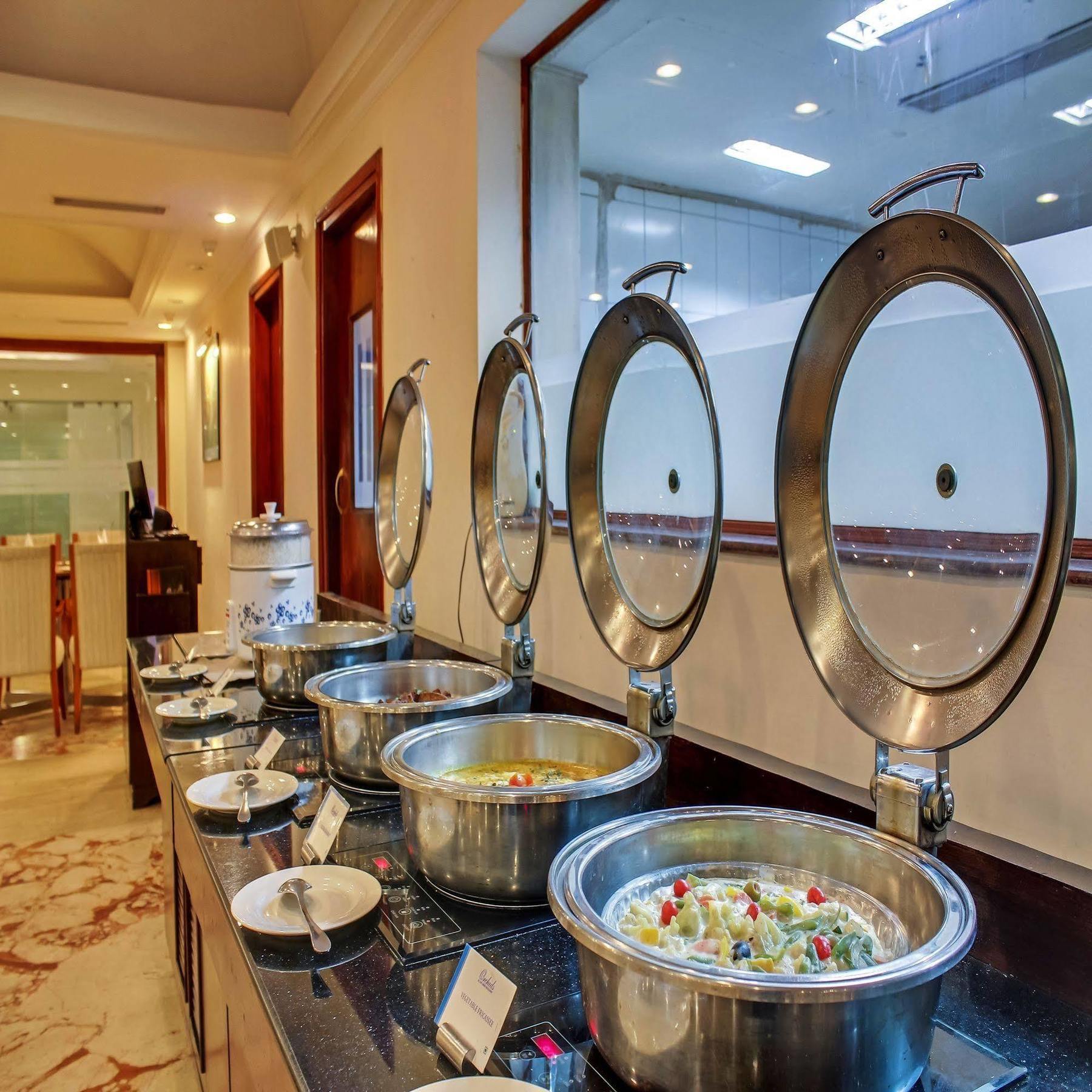Royal Sarovar Portico Силигури Экстерьер фото
