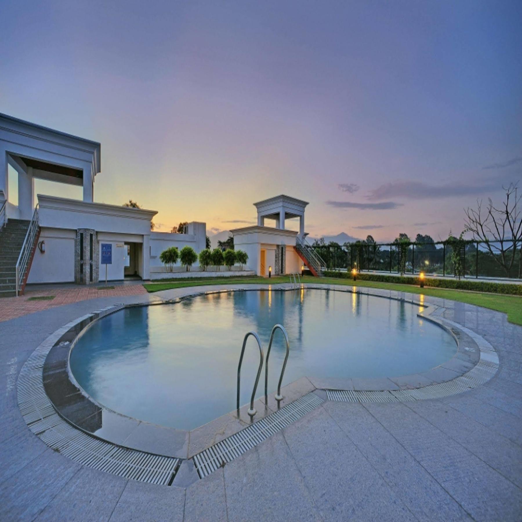 Royal Sarovar Portico Силигури Экстерьер фото