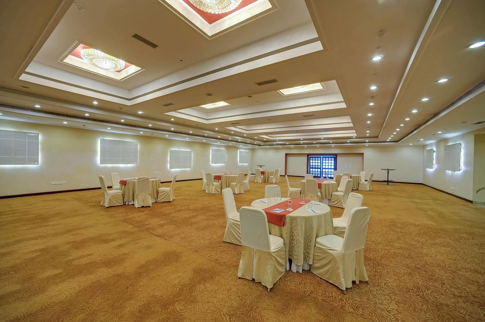 Royal Sarovar Portico Силигури Экстерьер фото