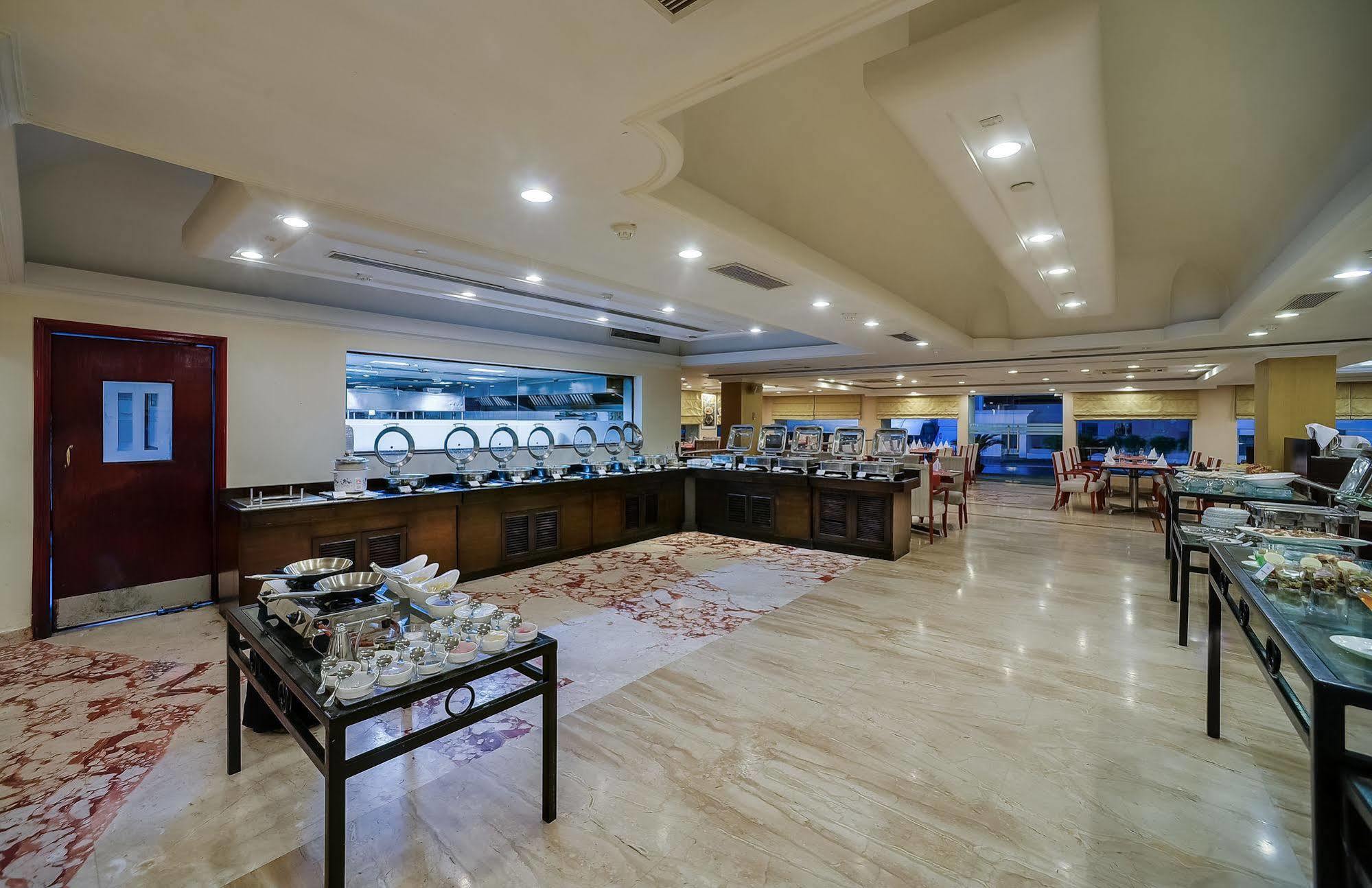 Royal Sarovar Portico Силигури Экстерьер фото