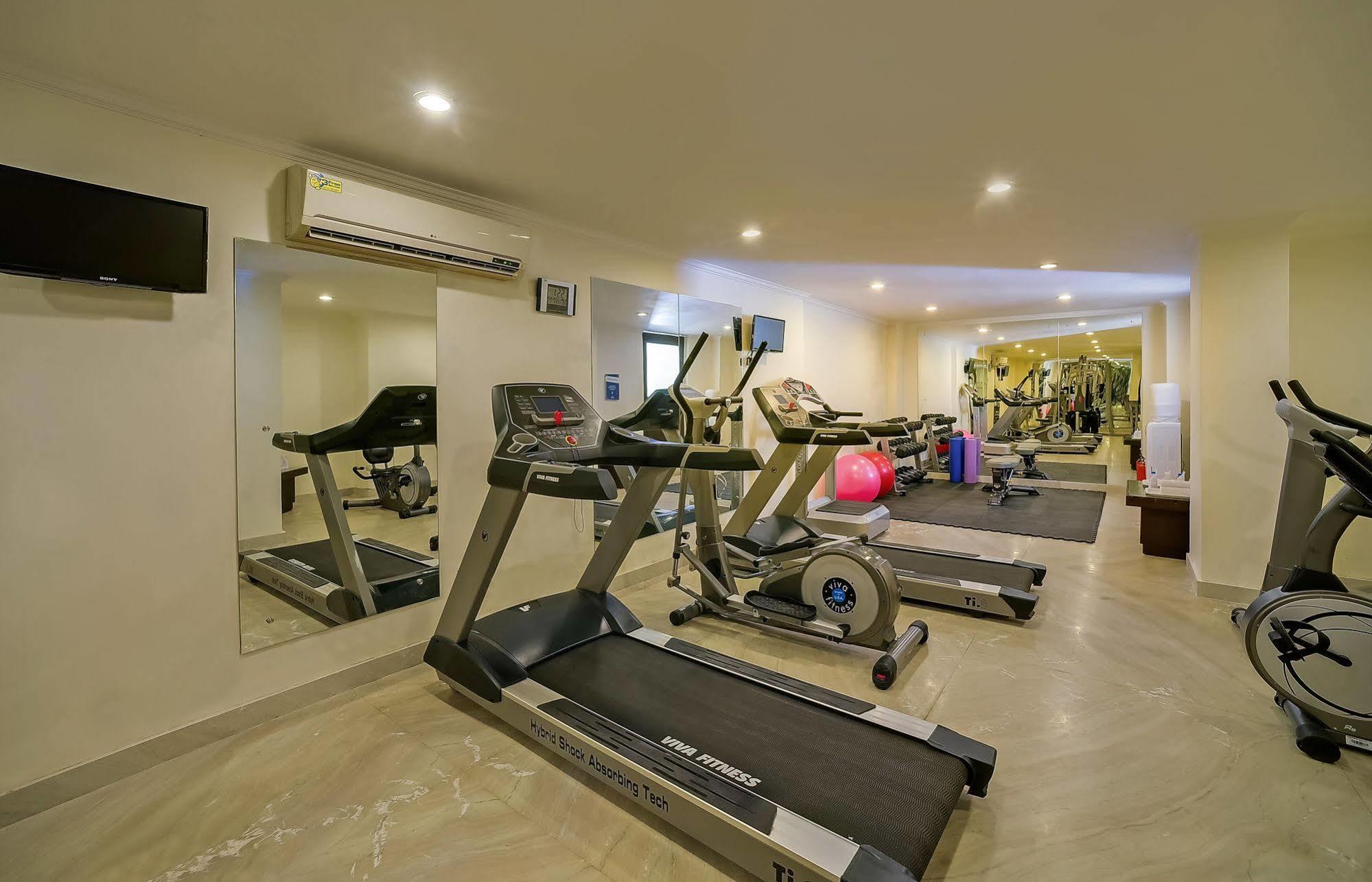 Royal Sarovar Portico Силигури Экстерьер фото
