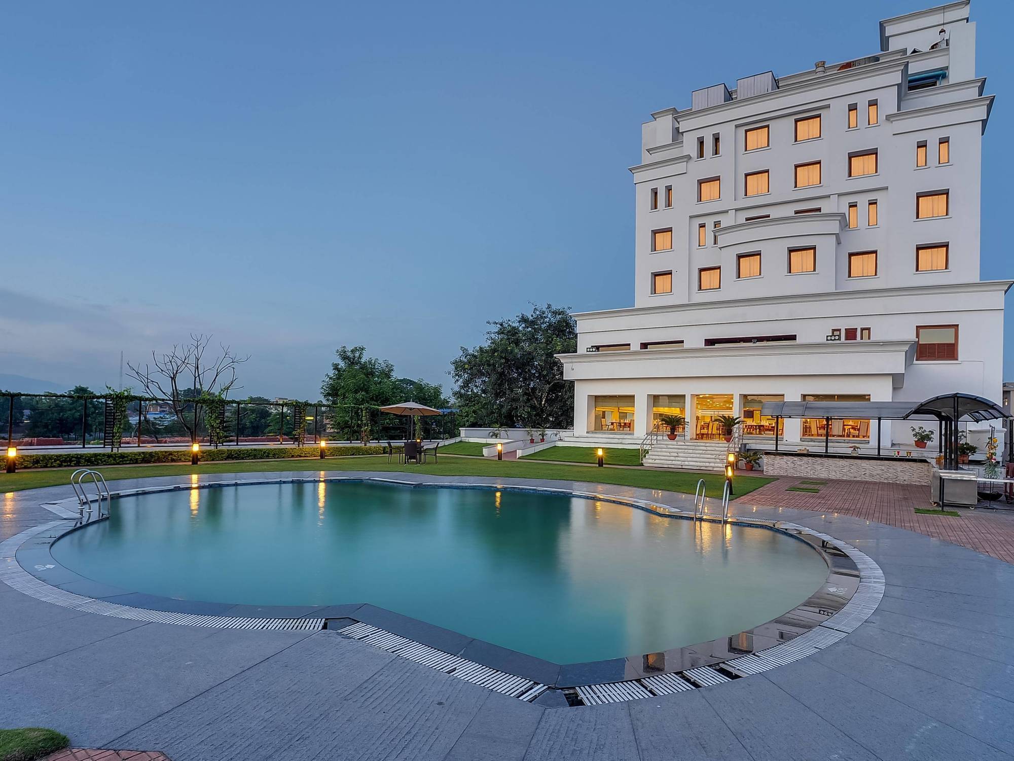 Royal Sarovar Portico Силигури Экстерьер фото