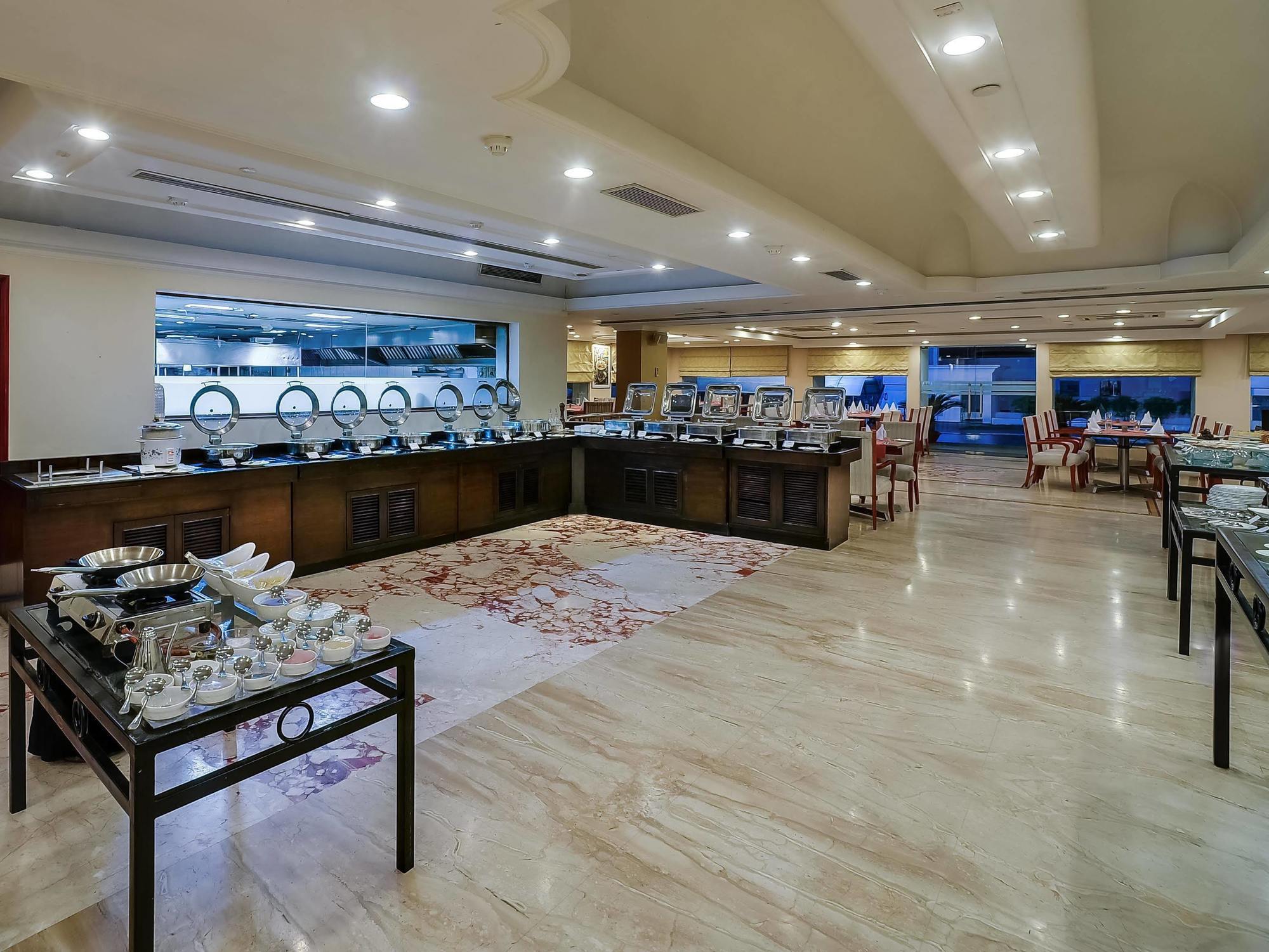 Royal Sarovar Portico Силигури Экстерьер фото