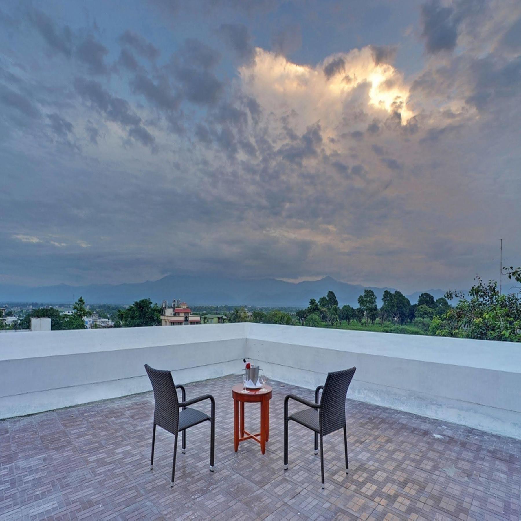 Royal Sarovar Portico Силигури Экстерьер фото